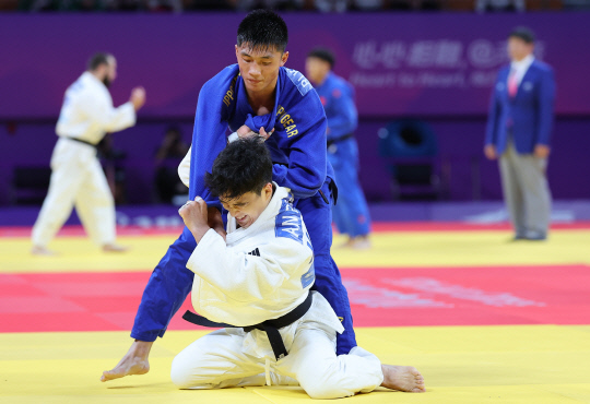 24일 중국 항저우 샤오산 린푸 체육관에서 열린 항저우 아시안게임 유도 남자 66kg급 16강 경기에서 안바울이 북한 리금성을 상대하고 있다. [항저우=연합뉴스]